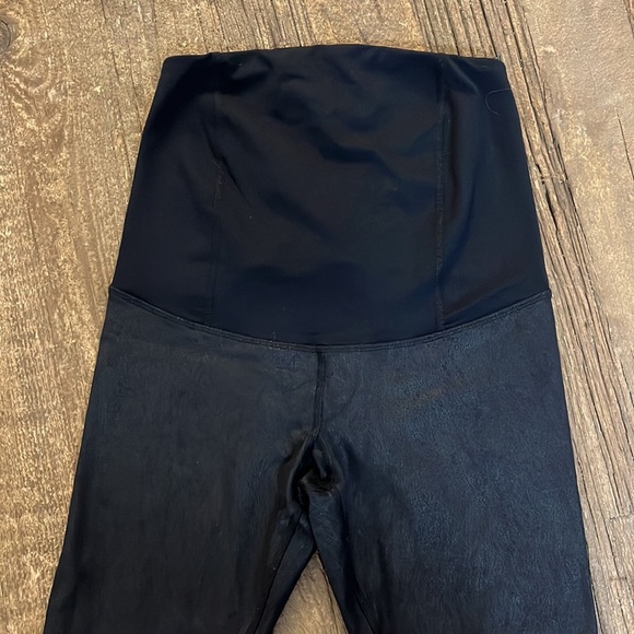 Ingrid + Isabel Maternity Active Leggings - Picture 2 of 8